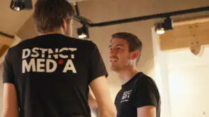 Twee medewerkers van DSTNCT Media zijn met elkaar aan het overleggen