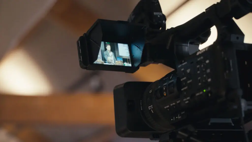 Close up van een camera die een spreker in beeld heeft