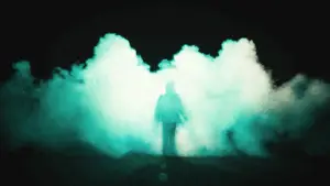 Een silhouette van een persoon loopt over een landingsbaan naar een mysterieuze rookwolk toe.